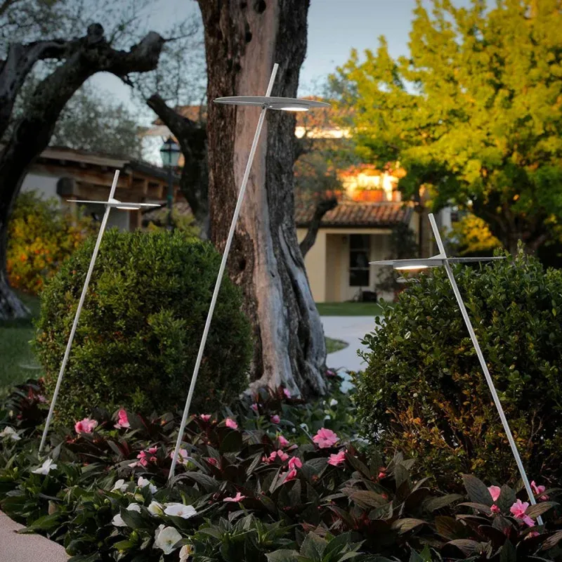 Lamina bollards around a garden tree